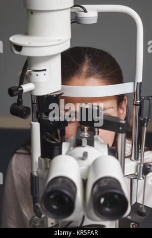 Schöne junge Frau mit Auge bei der Optiker testen Stockfoto