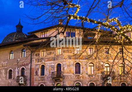 Weihnachten in Trient, eine reizvolle Altstadt mit der Weihnachtsbeleuchtung. Urban Night scene. Stockfoto