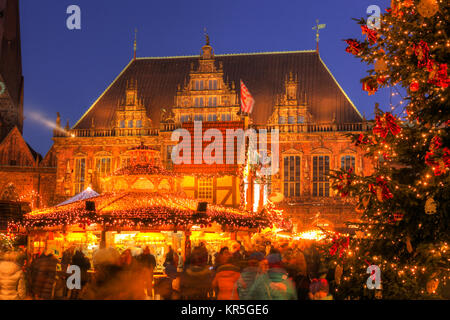 Altes Rathaus mit Weihnachtsmarkt auf dem Marktplatz in der Dämmerung, Bremen, Deutschland, Europa ich Altes Rathaus und Weihnachtsmarkt am Marktplatz bei Abend Stockfoto