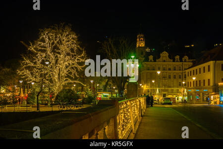 Meran Meran in Südtirol, Italien, - Trentino Alto Adige, während der Weihnachtsfeier mit weihnachtsmarkt bei Nacht. Stockfoto