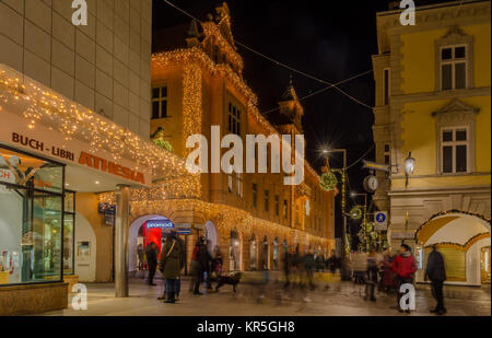 Meran, Südtirol, Italien - Meran Meran in Südtirol, Italien - Trentino Alto Adige, während der Weihnachten mit christmans Markt durch die Nacht. Stockfoto