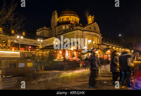 Meran, Südtirol, Italien - Meran Meran in Südtirol, Italien - Trentino Alto Adige, während der Weihnachten mit christmans Markt durch die Nacht. Stockfoto