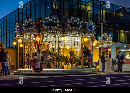 Meran Meran in Südtirol, Norditalien, - Trentino Alto Adige, während der Weihnachtsfeier mit weihnachtsmarkt bei Nacht. Stockfoto