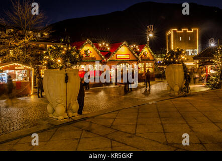 Meran, Südtirol, Italien - Meran Meran in Südtirol, Italien - Trentino Alto Adige, während der Weihnachten mit christmans Markt durch die Nacht. Stockfoto