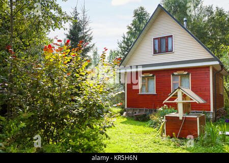 Grünen Hinterhof der Country Cottage mit gut Stockfoto