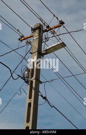 Elektrische Leitungen Spalte Stockfoto