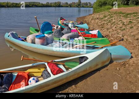 Kanus am Ufer Stockfoto