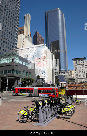 Metro Fahrräder geparkt, rot Schnelle Bus- und Wolkenkratzer Straße an der Ecke S Olive&W 5th Street in der Innenstadt von Los Angeles, Kalifornien, USA KATHY DEWITT Stockfoto