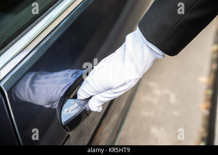 Männliche Chauffeur Öffnen der Tür des Autos Stockfoto