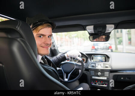 Portrait von lächelnden Jungen Chauffeur im Auto. Stockfoto