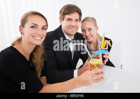 Freunde trinken Cocktails Stockfoto