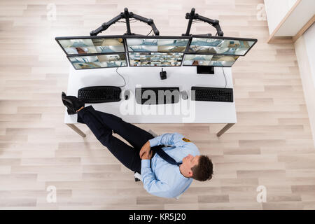 Security Guard schlafen im Büro Stockfoto