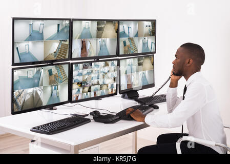 Security System Operator am Telefon sprechen Stockfoto