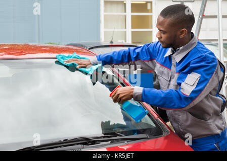 Arbeitnehmer Abwischen Auto Windschutzscheibe Stockfoto