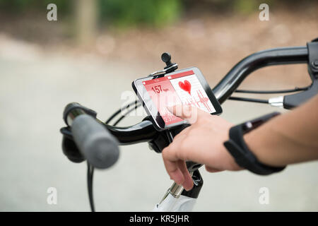 Finger, der bei Smart Phone mit Heartbeat Rate Stockfoto