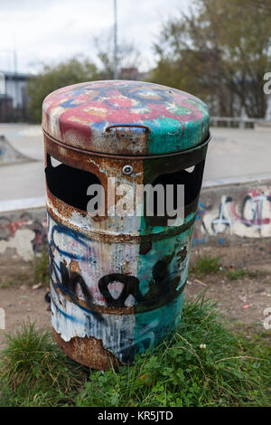 Rostig und graffitied bin in Chesterfield Stockfoto