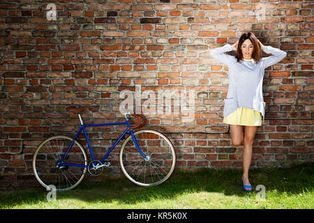 Junge Frau und alten blauen Fahrrad Stockfoto