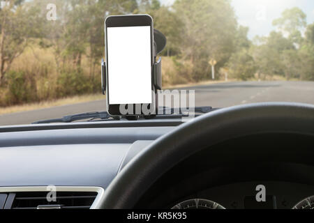 Telefon und montierten Halterung im Auto auf der Landstraße Stockfoto