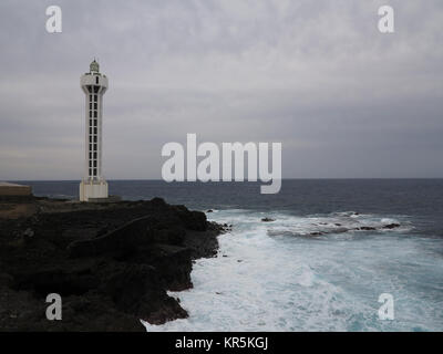 Der Leuchtturm in der Nähe des kleinen Ortes La Bombilla an der Atlantikküste auf La Palma Auf den Kanarischen Inseln, Spanien, dargestellt am 21.11.2017. | Verwendung weltweit Stockfoto