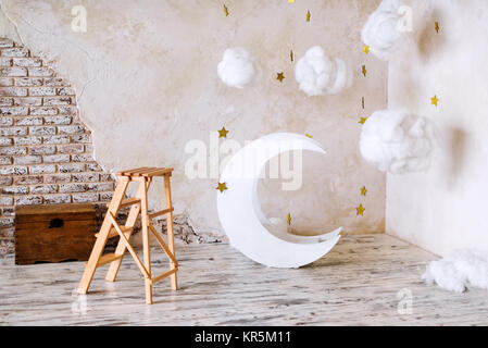 Kinder- lage für ein Fotoshooting. Mond mit Sterne und Wolken verträumt Dekor. Elemente der Innenausstattung Stockfoto