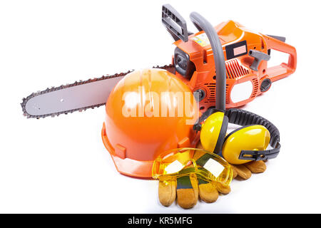 Kettensäge und schützende Kleidung. Stockfoto