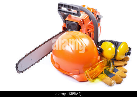 Kettensäge und schützende Kleidung. Stockfoto