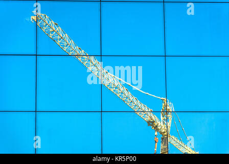 Kran Reflexion über ein Gebäude v2 Stockfoto