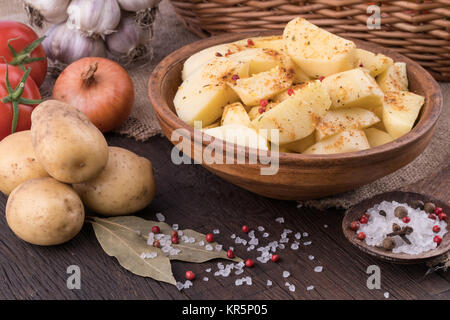 Kartoffeln in einem Ton Schüssel auf den alten hölzernen Tisch. Stockfoto