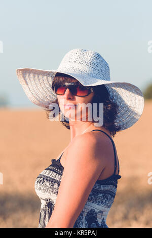 Schönheit Frau mittleren Alters im Weizenfeld Stockfoto