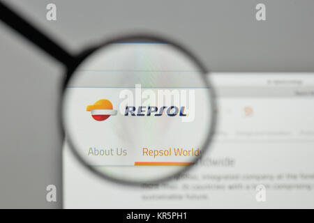 Mailand, Italien - 1. November 2017: logo Repsol auf der Homepage. Stockfoto