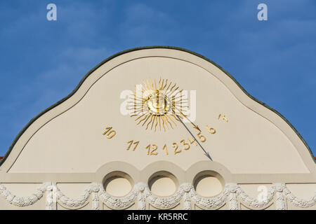 Sonnenuhr an der Hausfassade. Stockfoto