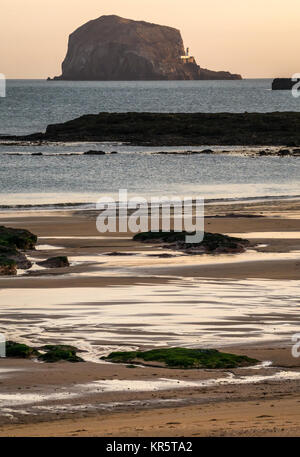 North Berwick, East Lothian, Schottland, Vereinigtes Königreich, 18. Dezember 2017. Das kalte Licht am frühen Morgen am Strand in Milsey Bucht mit dem Bass Rock auf einem hohen Horizont im Firth von weiter Stockfoto