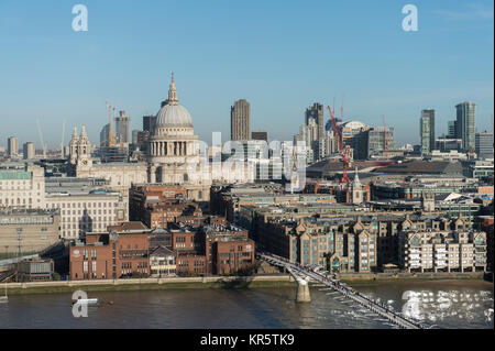 London, Großbritannien. 18. Dezember, 2017. Sonne und blauen Himmel an einem klaren Wintertag in Central London mit Fernsicht von der Tate Modern. Credit: Malcolm Park/Alamy Leben Nachrichten. Stockfoto