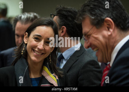 Brune Poirson, französischer Staatssekretär bei der Ministerin für die Ökologische und alle einbeziehenden Übergang (L) und Maroš Šefcovic, Vizepräsident der Europäischen Union für die Union vor der Tagung des Europäischen Rates in Brüssel, Belgien am 18.12.2017 EU-Minister für Energie wird erwartet, dass sie sich auf eine Reihe von Initiativen, die die Sicherheit der Energieversorgung der Union und die Verwendung erneuerbarer Energien zu steigern. von Wiktor Dabkowski | Verwendung weltweit Stockfoto