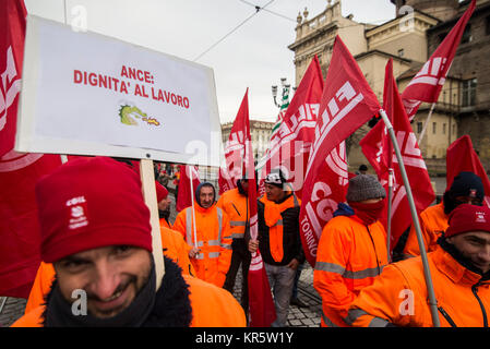 Turin, Piemont, Italien. 18 Dez, 2017. Turin, Italy-December 18, 2017: Nationale demonstration Streik in der Baubranche in Turin Credit: Stefano Guidi/ZUMA Draht/Alamy leben Nachrichten Stockfoto