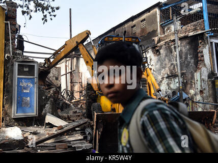 Mumbai. 18 Dez, 2017. Eine Baumaschine löscht Rückstände von einem Feuer Unfall in Mumbai am Dez. 18, 2017. Mindestens 12 Menschen wurden getötet und vier andere in ein Großbrand in einem Geschäft in der indischen Hauptstadt verletzt Montag, sagte die Polizei. Quelle: Xinhua/Alamy leben Nachrichten Stockfoto