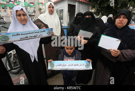 Gaza, Gazastreifen, palästinensischen Gebiet. 18 Dez, 2017. Palästinensische Anhänger der Hamas ein Protest gegen die Entscheidung von Trump Jerusalem als Hauptstadt von Israel zu erkennen, in Gaza, den am 18. Dezember 2017 Quelle: Muhammad Asad/APA-Images/ZUMA Draht/Alamy leben Nachrichten Stockfoto