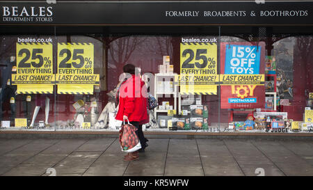 Southport, Merseyside, UK 18. Dezember, 2017. Misty nebligen Tag für Weihnachtseinkäufe in Herrn Straße wie Last-Minute-Käufer in der Innenstadt ihre festlichen Einkäufe in dunklen, feuchten und kalten Winter zu vervollständigen. Einzelhändler, die in der Woche vor Weihnachten, sind bereits die Abzinsung mit vorweihnachtlichen Umsatz last-minute-Kauf zu fördern. Kredit; MediaWorldImages/AlamyLiveNews. Stockfoto