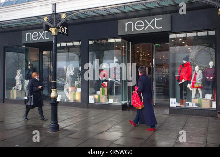 Southport, Merseyside, UK 18. Dezember, 2017. Misty nebligen Tag für Weihnachtseinkäufe in Herrn Straße wie Last-Minute-Käufer in der Innenstadt ihre festlichen Einkäufe in dunklen, feuchten und kalten Winter zu vervollständigen. Einzelhändler, die in der Woche vor Weihnachten, sind bereits die Abzinsung mit vorweihnachtlichen Umsatz last-minute-Kauf zu fördern. Kredit; MediaWorldImages/AlamyLiveNews. Stockfoto