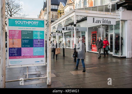 Southport, Merseyside, UK 18. Dezember, 2017. Misty nebligen Tag für Weihnachtseinkäufe in Herrn Straße wie Last-Minute-Käufer in der Innenstadt ihre festlichen Einkäufe in dunklen, feuchten und kalten Winter zu vervollständigen. Einzelhändler, die in der Woche vor Weihnachten, sind bereits die Abzinsung mit vorweihnachtlichen Umsatz last-minute-Kauf zu fördern. Kredit; MediaWorldImages/AlamyLiveNews. Stockfoto