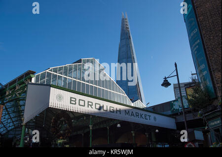 Southwark, London, UK. 18. Dezember, 2017. Bei strahlend blauem Himmel und Der Shard skyscraper hinter Borough Market an der London Bridge. Credit: Malcolm Park/Alamy Leben Nachrichten. Stockfoto