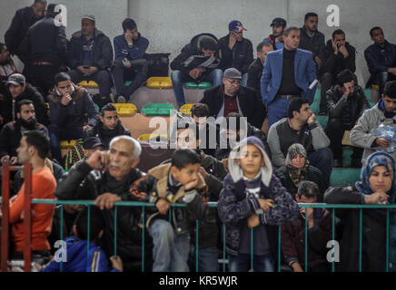 Khan Younis, Gazastreifen, den besetzten Palästinensischen Gebieten. 18 Dez, 2017. Palästinensische Reisende warten auf reisegenehmigungen nach Ägypten über den Grenzübergang Rafah nach für drei Tage geöffnet wird von den ägyptischen Behörden für humanitäre Fälle, Studenten und Residenzen zu überqueren, in Khan Younis im südlichen Gazastreifen. Credit: Ahmad Salem/ZUMA Draht/Alamy leben Nachrichten Stockfoto