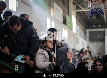 Khan Younis, Gazastreifen, den besetzten Palästinensischen Gebieten. 18 Dez, 2017. Palästinensische Reisende warten auf reisegenehmigungen nach Ägypten über den Grenzübergang Rafah nach für drei Tage geöffnet wird von den ägyptischen Behörden für humanitäre Fälle, Studenten und Residenzen zu überqueren, in Khan Younis im südlichen Gazastreifen. Credit: Ahmad Salem/ZUMA Draht/Alamy leben Nachrichten Stockfoto