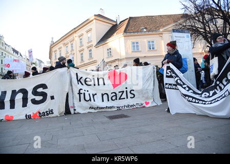 Wien, Österreich, 18. Dezember 2017. Tausende von Menschen versammeln sich im Zentrum von Wien die neue rechte Regierung zu protestieren, Stockfoto