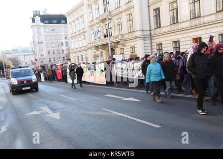 Wien, Österreich, 18. Dezember 2017. Tausende von Menschen versammeln sich im Zentrum von Wien die neue rechte Regierung zu protestieren, Stockfoto