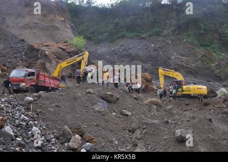 Magelang, Indonesien. 18 Dez, 2017. Retter arbeiten auf der Erdrutsch am Merapi in Kaliurang, Magelang, Indonesien, Dez. 18, 2017. Acht Arbeiter einer Sandgrube in der Indonesischen Central Java Regentschaft in Magelang Erdrutsch am Montag getötet wurden, während acht andere gerettet wurden, Indonesien die Katastrophenvorsorge Agentur BNPB sagte. Credit: Aminudin/Xinhua/Alamy leben Nachrichten Stockfoto