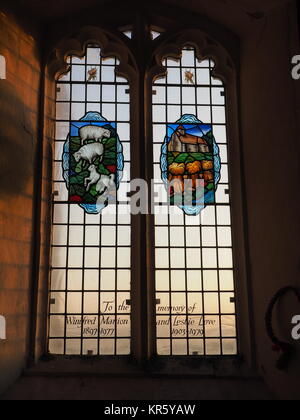 Harty, Kent, Großbritannien. 18 Dez, 2017. UK Wetter: Ein schöner Winter Sonnenuntergang hinter der Kirche 'St. Der Apostel Thomas' (Grad II) nach der 11. oder frühen 12. Jahrhundert, an Harty auf der Insel Sheppey in Kent. Oft als Kent's entlegensten Ort der Anbetung beschrieben. Credit: James Bell/Alamy leben Nachrichten Stockfoto