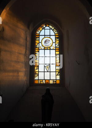 Harty, Kent, Großbritannien. 18 Dez, 2017. UK Wetter: Ein schöner Winter Sonnenuntergang hinter der Kirche 'St. Der Apostel Thomas' (Grad II) nach der 11. oder frühen 12. Jahrhundert, an Harty auf der Insel Sheppey in Kent. Oft als Kent's entlegensten Ort der Anbetung beschrieben. Credit: James Bell/Alamy leben Nachrichten Stockfoto