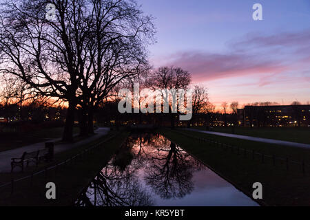 Stoke Newington, Hackney, London, UK. 18. Dezember, 2017. Clissold Park.de Wetter. Atemberaubende winter Sonnenuntergang. Quelle: Carol Moir/Alamy Leben Nachrichten. Stockfoto