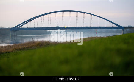 Domitz, Deutschland. 18 Dez, 2017. Bild von der Elbe in der Nähe von Domitz, Deutschland, 18. Dezember 2017 berücksichtigt. Die Domitzer Brücke wurde offiziell am 18. Dezember 1992 eingeweiht und war das gemeinsame Wachstum von Ost und West beizutragen. Es hat seit ein wichtiger Wirtschaftsfaktor in der Region geworden. Credit: Philipp Schulze/dpa/Alamy leben Nachrichten Stockfoto